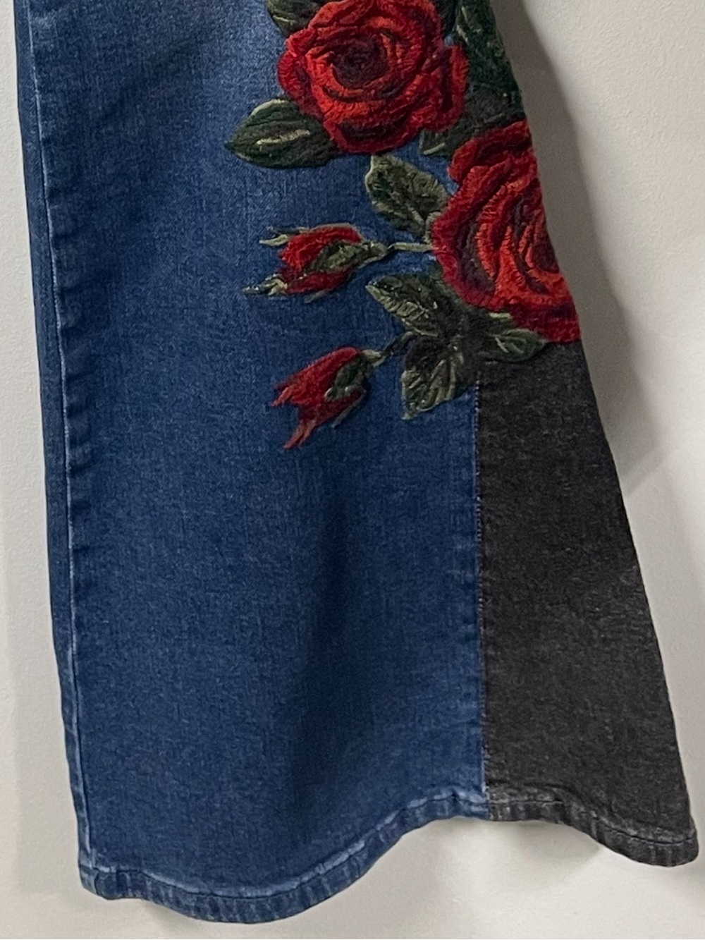 DRIFTWOOD Farrah Embroidered Rose Flare Jeans Women’s Size 29 - Picture 7 of 7